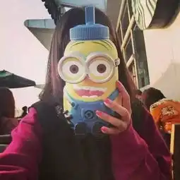 求一张女头像,是一个女生拿着小黄人杯子遮住了脸杯子样式见下图,求该头像