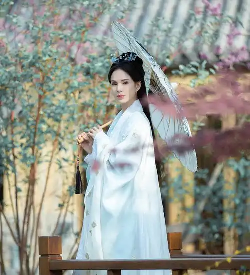 明星都不会变老55岁的温碧霞晒泳装美照,皮肤白皙身材抢镜