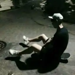 求一对情侣头像,一对两张的,有一张图片是一男和一女拿着好像是滑板吧,坐在地上后面是草坪,差不多就这