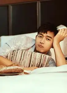 明星爱大牌小河神李现穿条纹衬衫演绎慵懒男友风