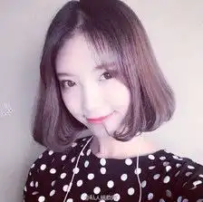 qq短发,黑色短袖,白色背景的女生头像