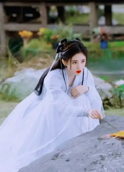 鞠婧祎新剧造型曝光网友有点儿以前古装剧那味儿了