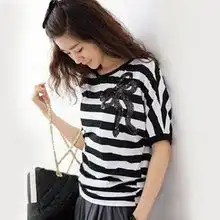 女生靠墙站着低头黑衣服齐刘海头像