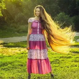 俄罗斯美女长发超过膝盖成网红酷似动画人物