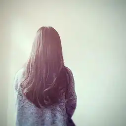 帮忙找找与下面图片相似的女生背影的图片,谢谢啦.
