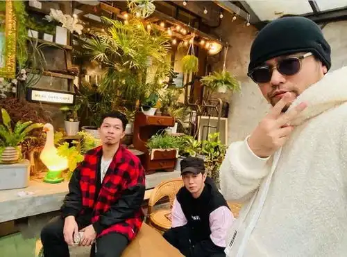 周杰伦化身追风少年,踩电车驰骋街道,戴卡通口罩少年感满满