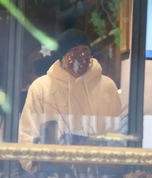 41岁周杰伦和友人踩滑板车出门,活力满满少年感十足