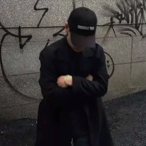原始人用泥巴做药引替霸王龙疗伤