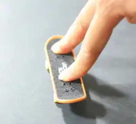 聚氨酯手指滑板风靡全球的指尖极限运动