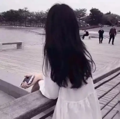 我半夜在门口听到了表妹房间里传来的喘息声