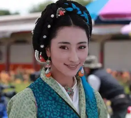攀登者和井柏然演情侣的藏族妹子,真心好看