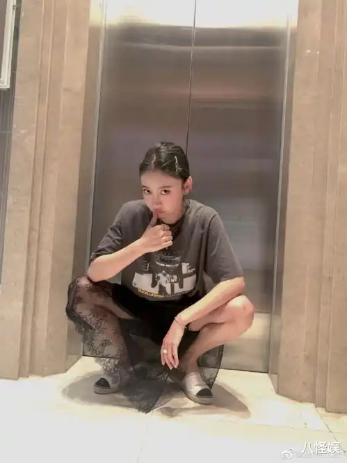 曹云金官宣新恋情,前妻唐菀晒自拍,比剪刀手表情意味深长