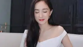 你的眼睛里藏着整片星空一眨眼便让世界璀璨