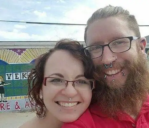 美国一对恋人为了在结婚时与众不同,竟一起纹身,鼻子钻孔