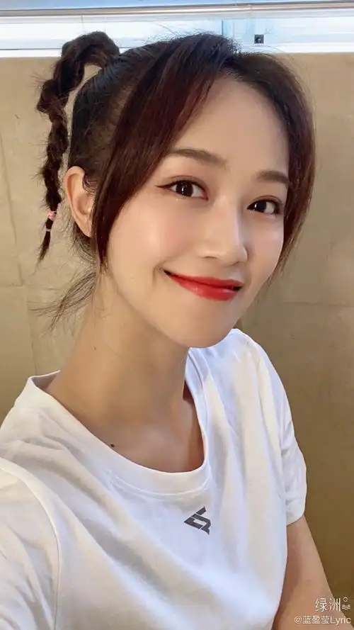 组图追星的姐姐蓝盈莹用李现表情包做手机壳