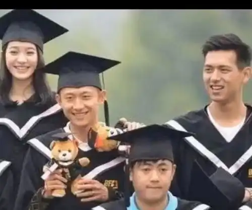 张一山大学照露出却被李现的表情抢镜网友不太聪明的样子