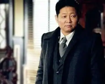 凭三德子成名,娶小15岁超模为妻,退圈后靠养鸡身家过亿