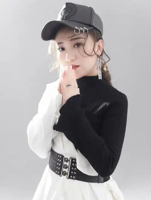 丫蛋穿泳衣发福现身,被赵本山爱徒小鹏飞包游艇求婚,二人均再婚