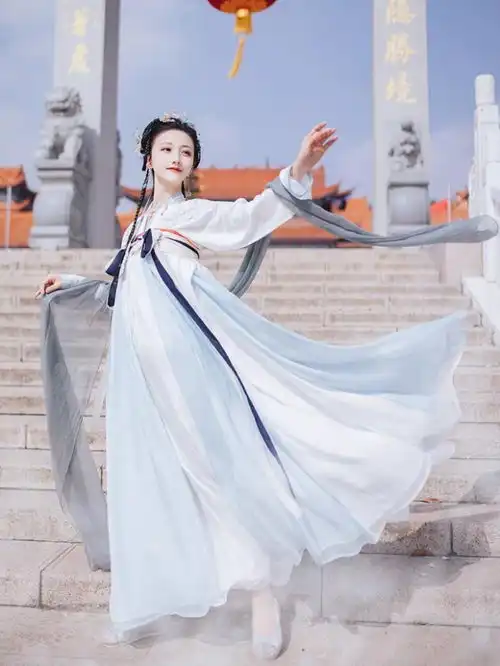 女子cos西游记中玉兔精,一袭汉服走在国外街头,外国人纷纷围观