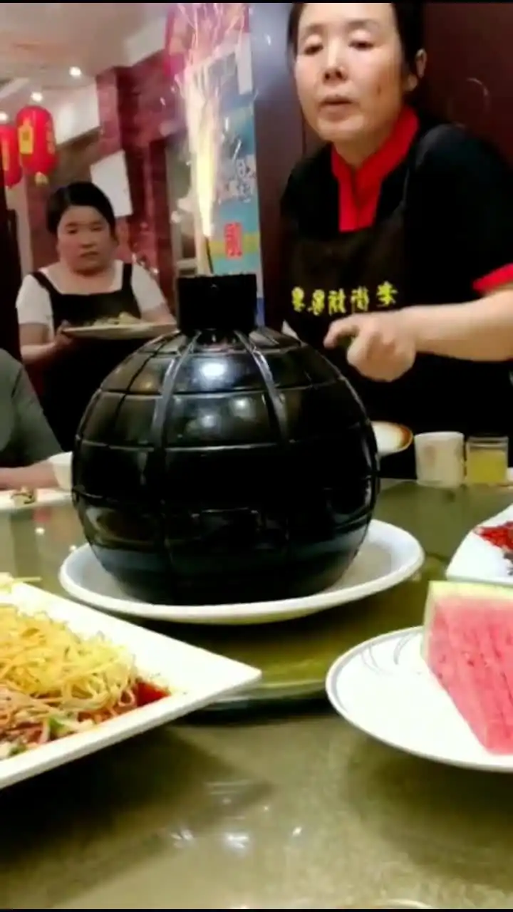 如今做个服务员容易吗看着表情大姐您一年下来得心脏病的概率会很高啊.....