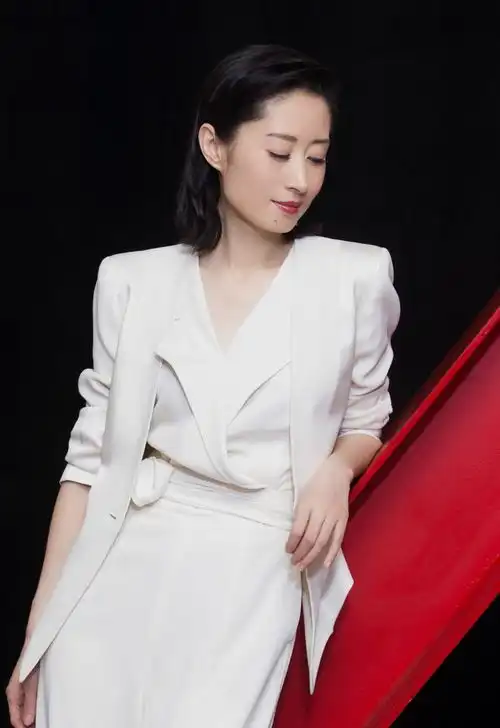 刘敏涛原来这么会穿,长款上衣配阔腿裤,只是换了风格气质更高级