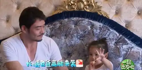 杨烁跟女儿亲亲抱抱举高高,谁注意旁边儿子表情网友心疼了