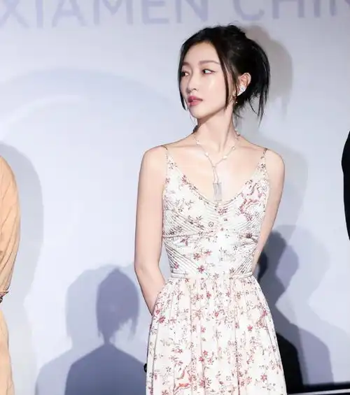 李小冉的胸刘敏涛的背许晴的腿,中年女星性感起来简直迷死人
