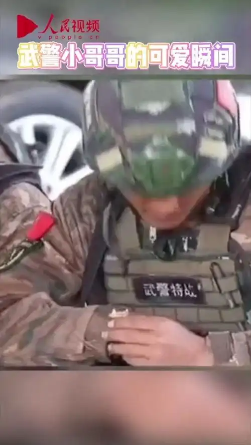 武警小哥哥问班长要巧克力,瞬间化身小可爱,班长宠溺又无奈的表情亮了