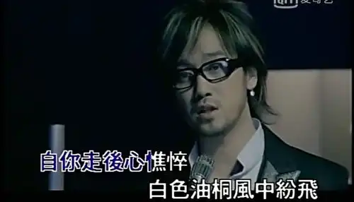 和张信哲是宿敌,被称情歌教父,49岁大病后回归泪洒现场,谁还认得出他