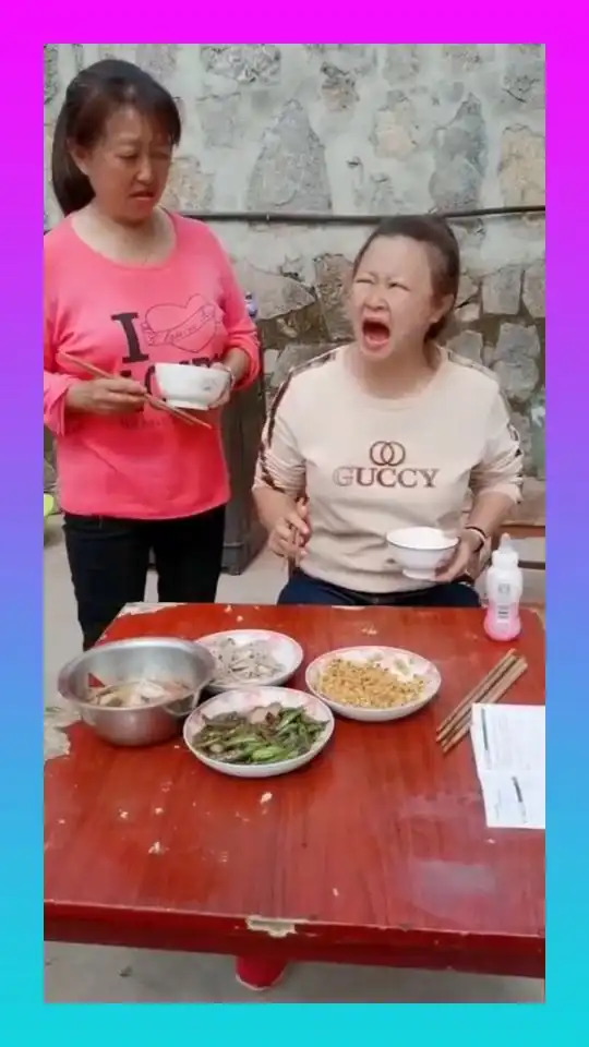 女儿想吃妈妈鸡腿,妈妈的表情绝了,太搞笑了