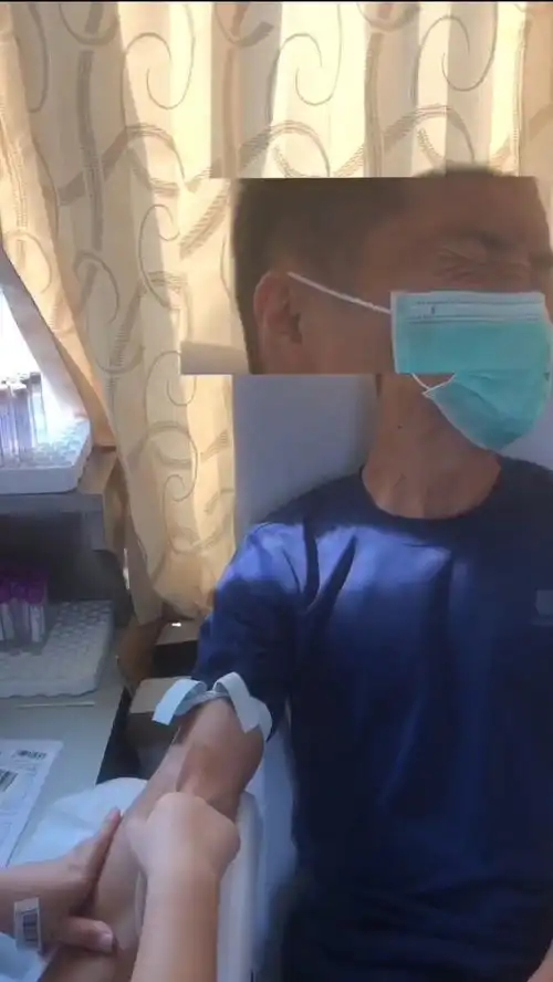 消防员献血前自信立flag当兵出来的还会怕下一秒直接变表情包