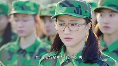 入学第一课女生剪头发,全班男生集体去参观,肖红的表情亮了