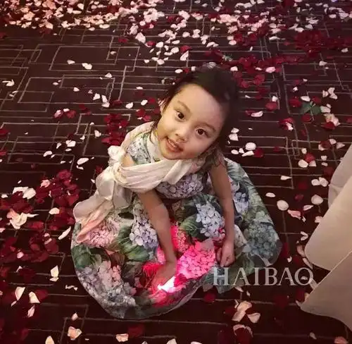 哇塞5岁的甜馨变这么好看了肤白小v脸还有了大长腿