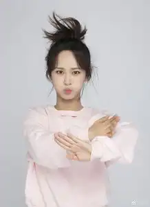 杨紫七夕秀表情包网友大呼秦俊杰呢