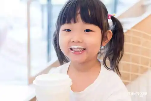 喝了好几年的茶饮店,突然变少女还能亲自演绎夏日专属表情包