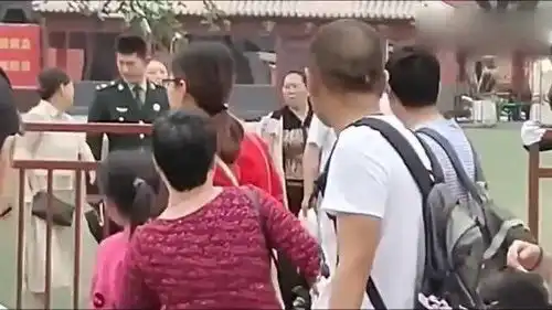 兵哥哥送家属回去,明显可以看出兵哥的表情有点不舍