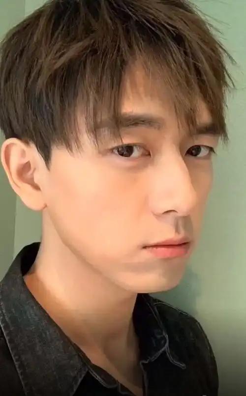 表情李现游泳生图被疯传,真实的腹肌让粉丝沸腾,网友怎么做到的腾讯网表情