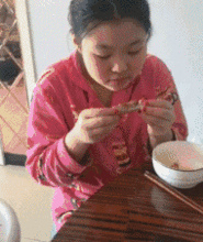 搞笑gif动图估计这肯定不是亲妈吧不然怎么会这么坑娃呢