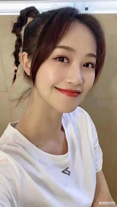 蓝盈莹这身礼裙太a啦身穿一袭黑色亮片礼裙魅力动人,盈盈伫立