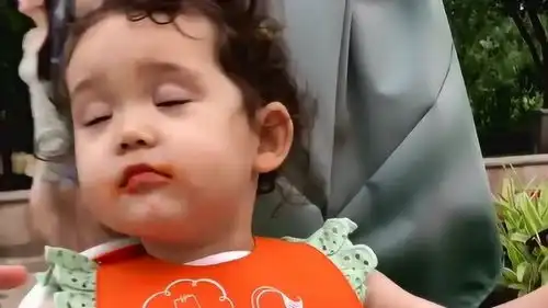 不知道的还以为我给孩子喝酒了,看这表情是有些上头了,不知道你们怎么看