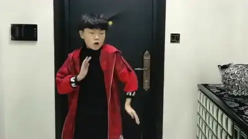 小男孩模仿马丽春晚动作,行云流水般的操作,搞笑的表情可爱极了