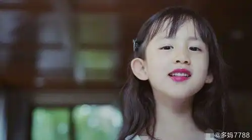 表情孙莉晒小女儿萌照,多妹涂大红唇比姐姐还美,黄磊直呼太像自己表情