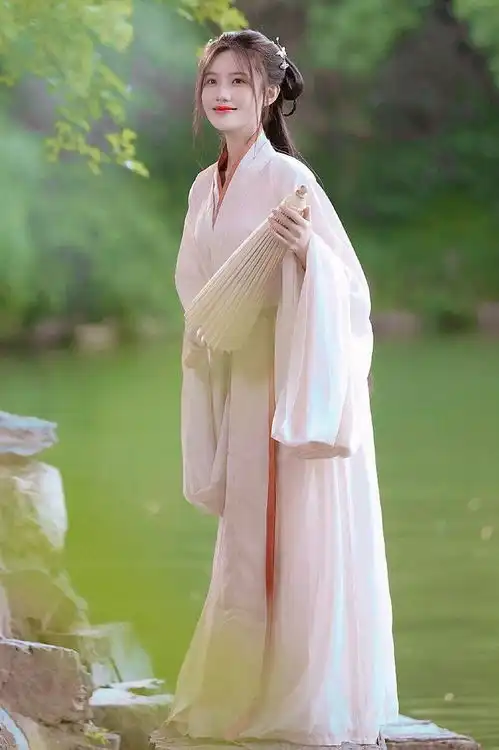 陈意涵晒全新古装照,身穿汉服仙气飘飘,网友又甜又美