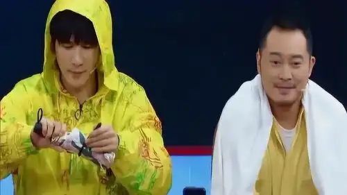 沙溢被突然窜出的雨伞吓惨,这表情包太形象了