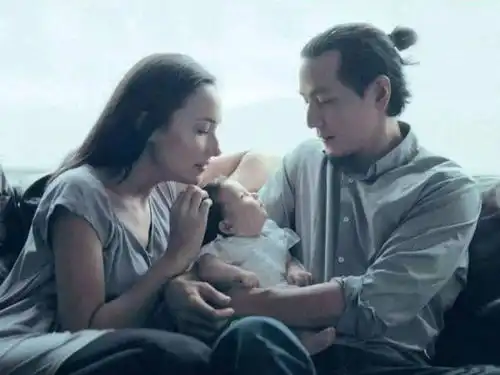 表情网友偶遇吴彦祖送女儿上学表情宠溺,一代男神如今也落入凡尘表情