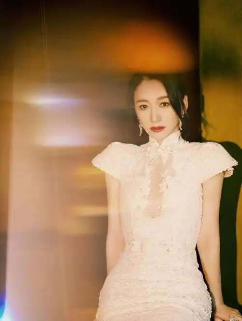 李小冉的胸刘敏涛的背许晴的腿,中年女星性感起来简直迷死人