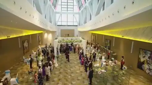 婚姻时差英子看到晓菲的短信,兴奋的表情骤然消失,愣在那里