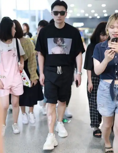 表情李荣浩求婚杨丞琳后首现身,化身准人夫春风得意,小腿肌健壮抢镜...表情