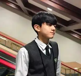 这位亚洲最可爱的表情包弟弟长大了已是16岁美少年重返荧屏