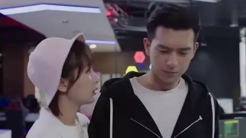 亲爱的热爱的佟年和小迷妹因韩商言争风吃醋,吴白一脸看戏表情